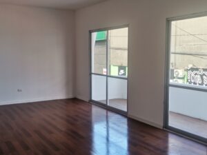 Arriendo cómoda, amplia y remodelada oficina centro Arica