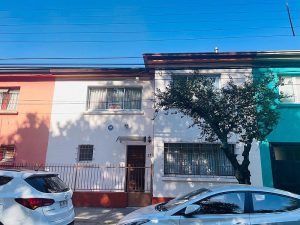 Arriendo excelente casa en calle Claudio Arrau frente a Plaza Santo Domingo