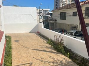 Se vende casa a pasos de Viana-Alvarez, 4 dormitorios en calle Ecuador.Ang.