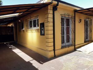 Gran casa 4 dorm. con 235 m2 de terreno- cerca de Grecia