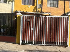 Casa De Dos Pisos En Avenida Buen Sector Acogedora