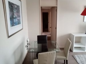 Se arrienda departamento 2 dormitorios 1 baño estacionamiento amoblado