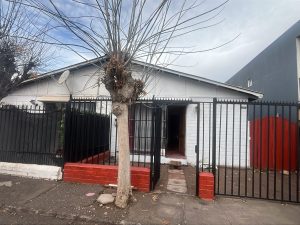 Casa De Un Piso En Pasaje Cerrado En Buen Estado